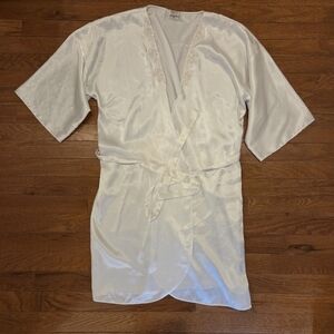 Vintage Elegant White Lace Trim Robe